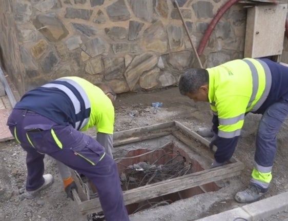 Dos trabajadores se encargan de realizar labores municipales.