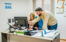 Dos personas en la oficina.