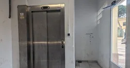 Imagen de un ascensor perteneciente a los aparcamientos subterráneos.