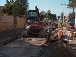 Varios obreros se encargan de los trabajos de saneamiento.