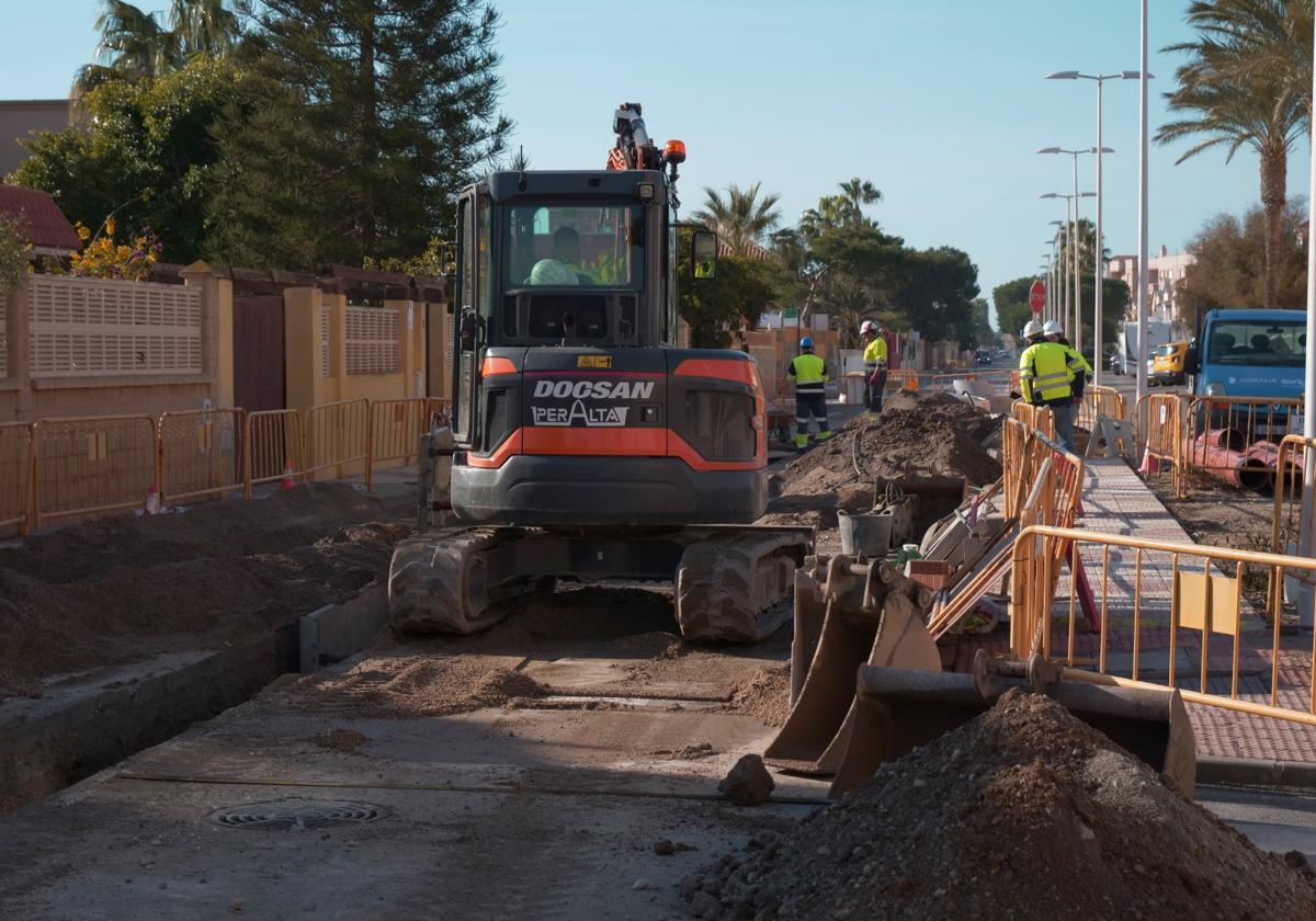 Varios obreros se encargan de los trabajos de saneamiento.