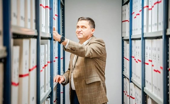José Juan Rodríguez revisando volúmenes en Roquetas de Mar.