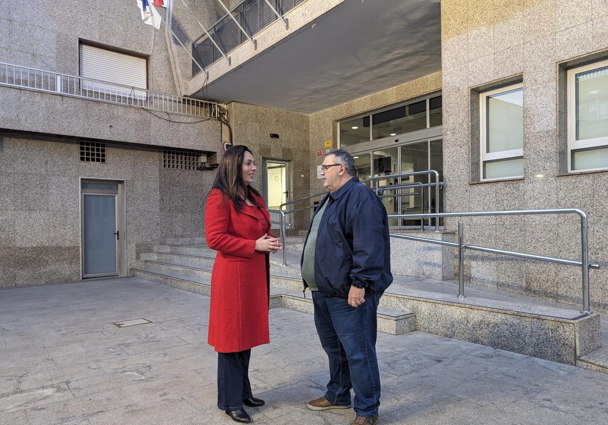 Maribel Cuadra y Manolo García, concejales socialistas en la puerta del Ayuntamiento de Roquetas de Mar.