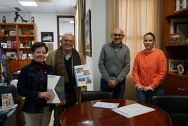 Integrantes de la Asocación Noesso y del Ayuntamiento de Vícar posan con unos trípticos.