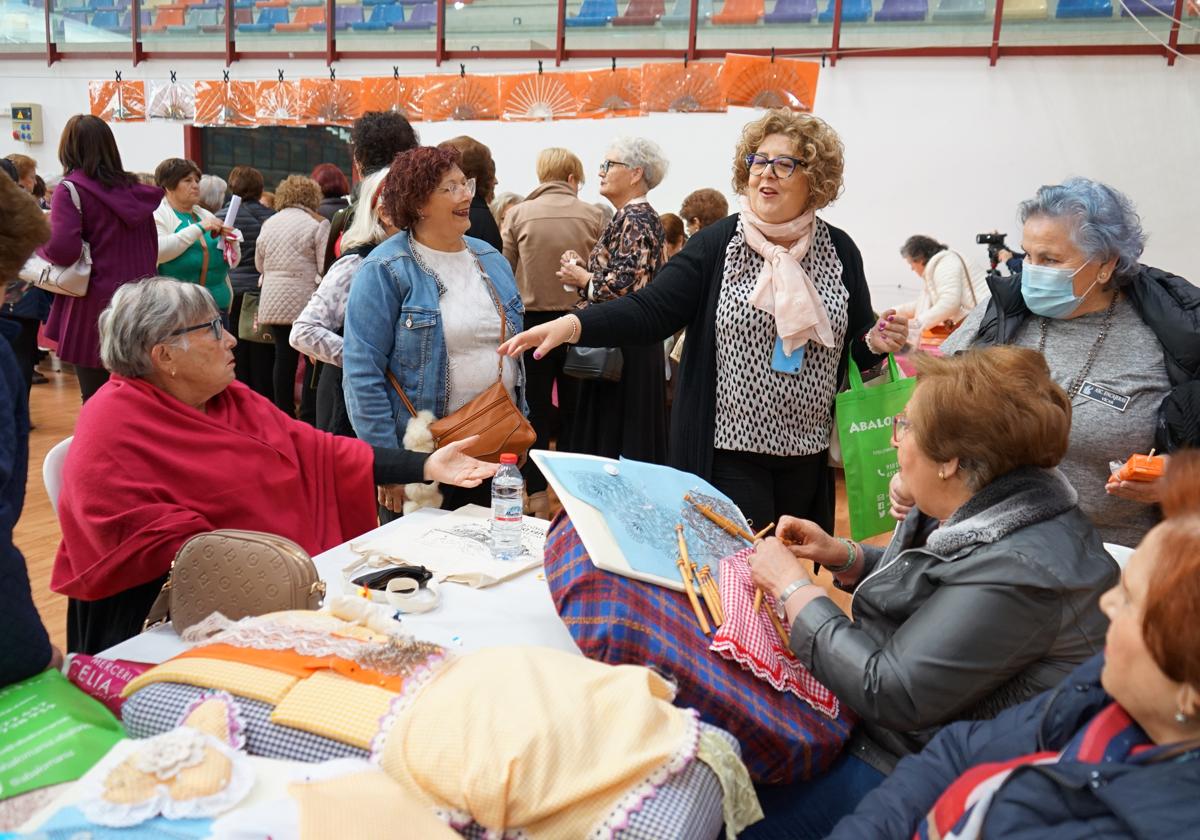 Varias mujeres disfrutan del evento en una jornada amena en Vícar.