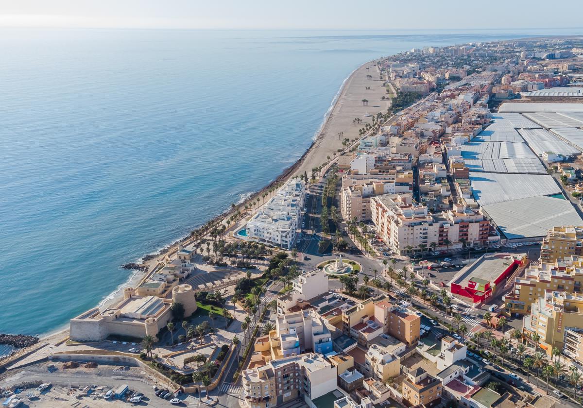 Panorámica de Roquetas de Mar donde se divisa el mar, invernaderos y el Castillo de Santa Ana.