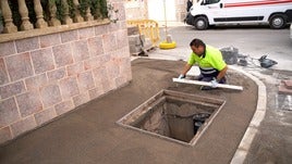 Un trabajador se encarga de labores en el municipio roquetero.