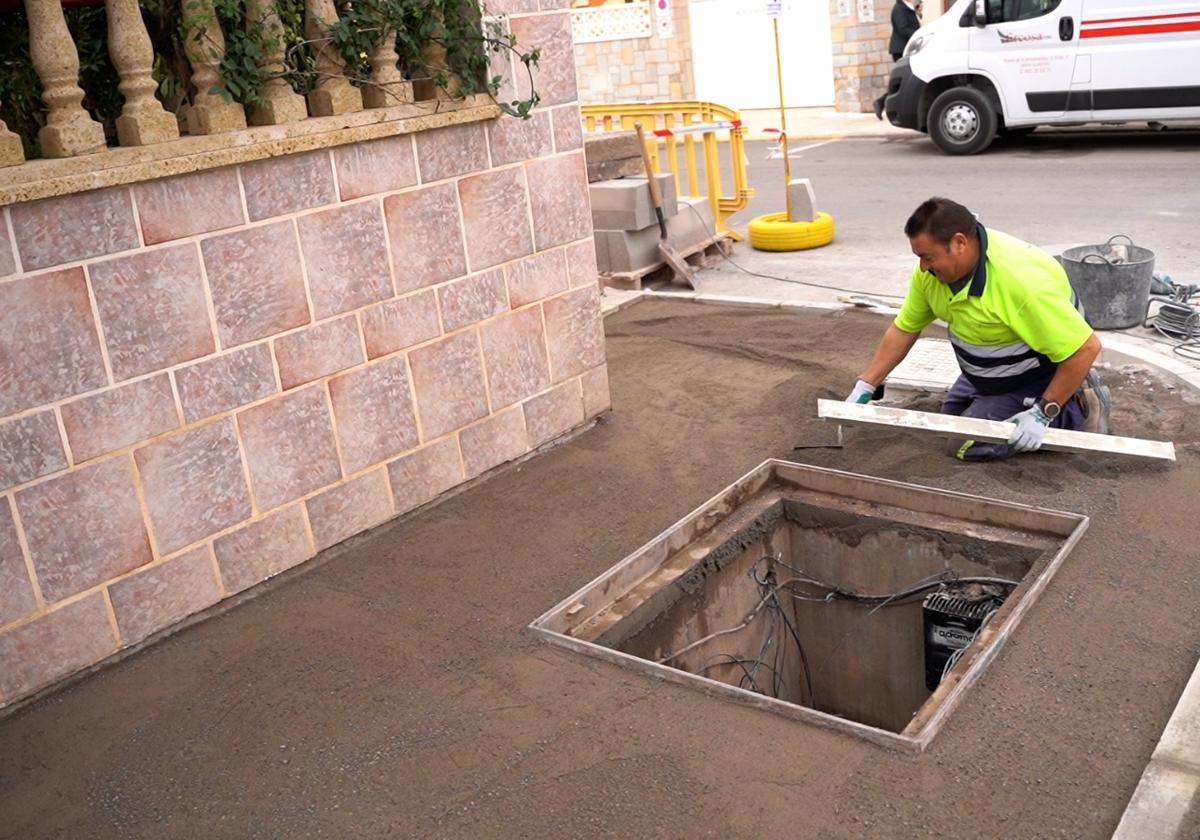 Un trabajador se encarga de labores en el municipio roquetero.