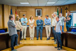 El alcalde de Roquetas de Mar, Gabriel Amat se reunió con algunas personalidades en el Consistorio.