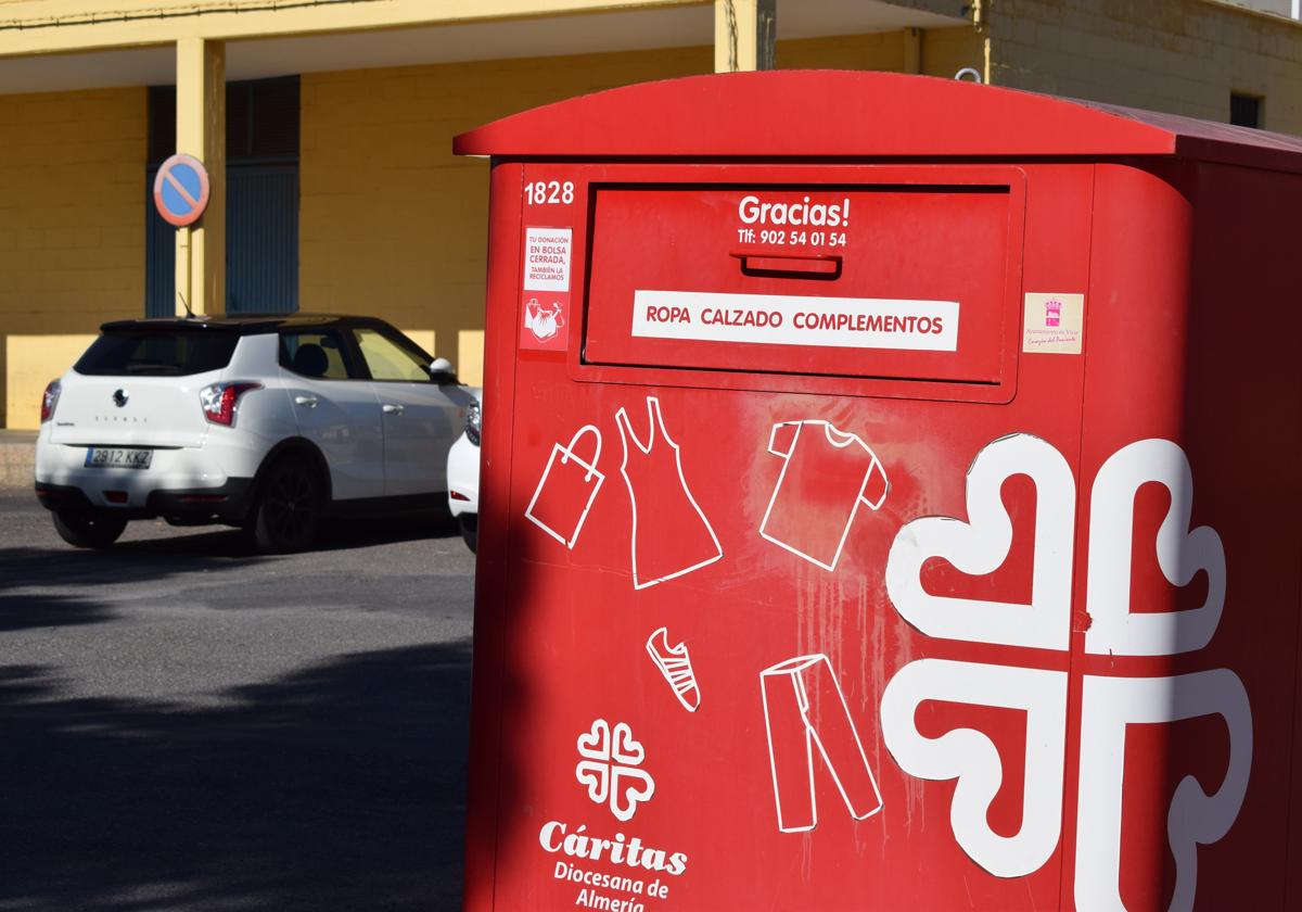 Uno de los contenedores de ropa de Cáritas en Vícar.