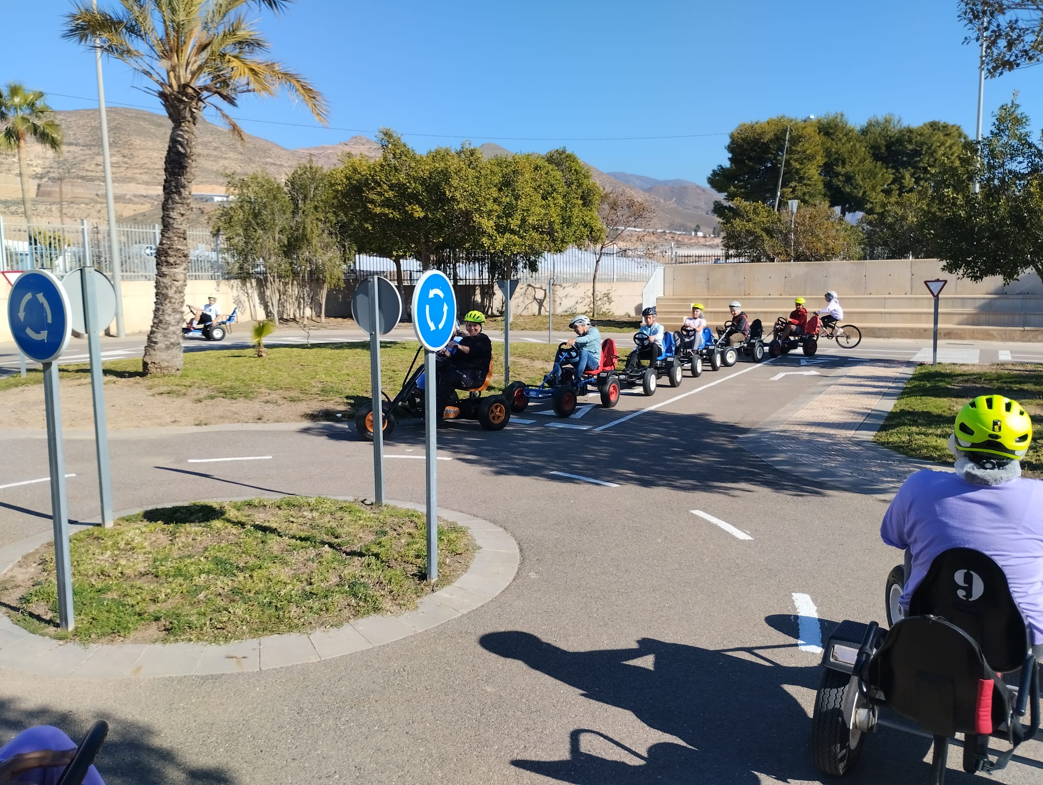 Varios alumnos disfrutan y aprenden de conocimientos básicos.