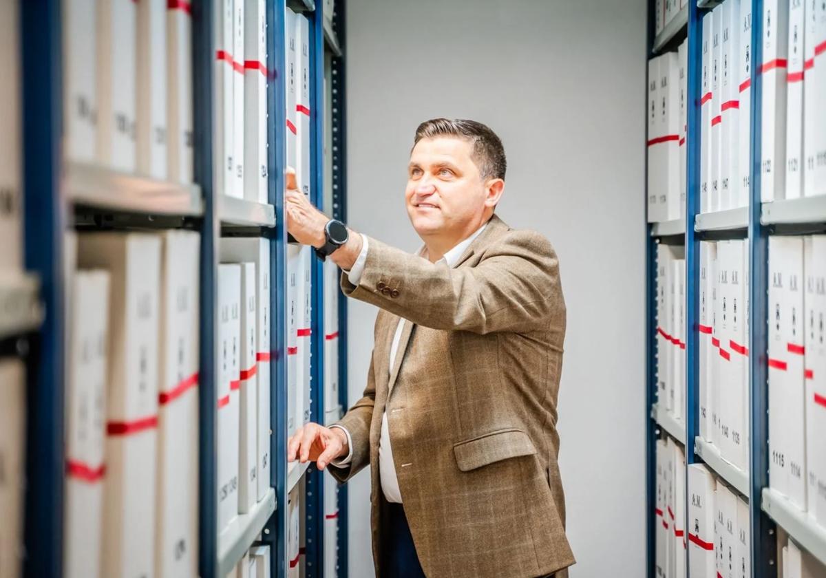 José Juan Rodríguez revisando volúmenes en Roquetas de Mar.