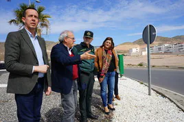 El Subdelegado de Gobierno, José María Martín, visitó Vícar para ver los terrenos del futuro cuartel.