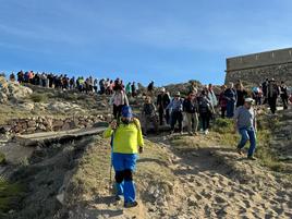Los senderistas recorrieron algo más de cinco kilómetros en la caminata.