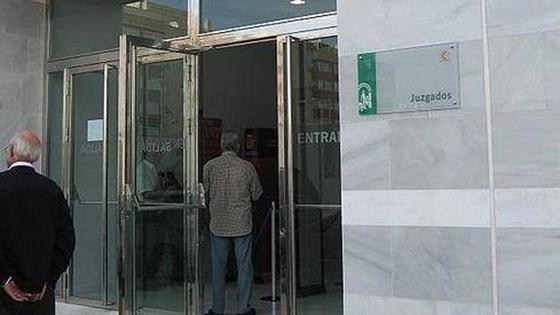 Dos detenidos por intento de okupación en Roquetas, donde reventaron un coche de la Guardia Civil