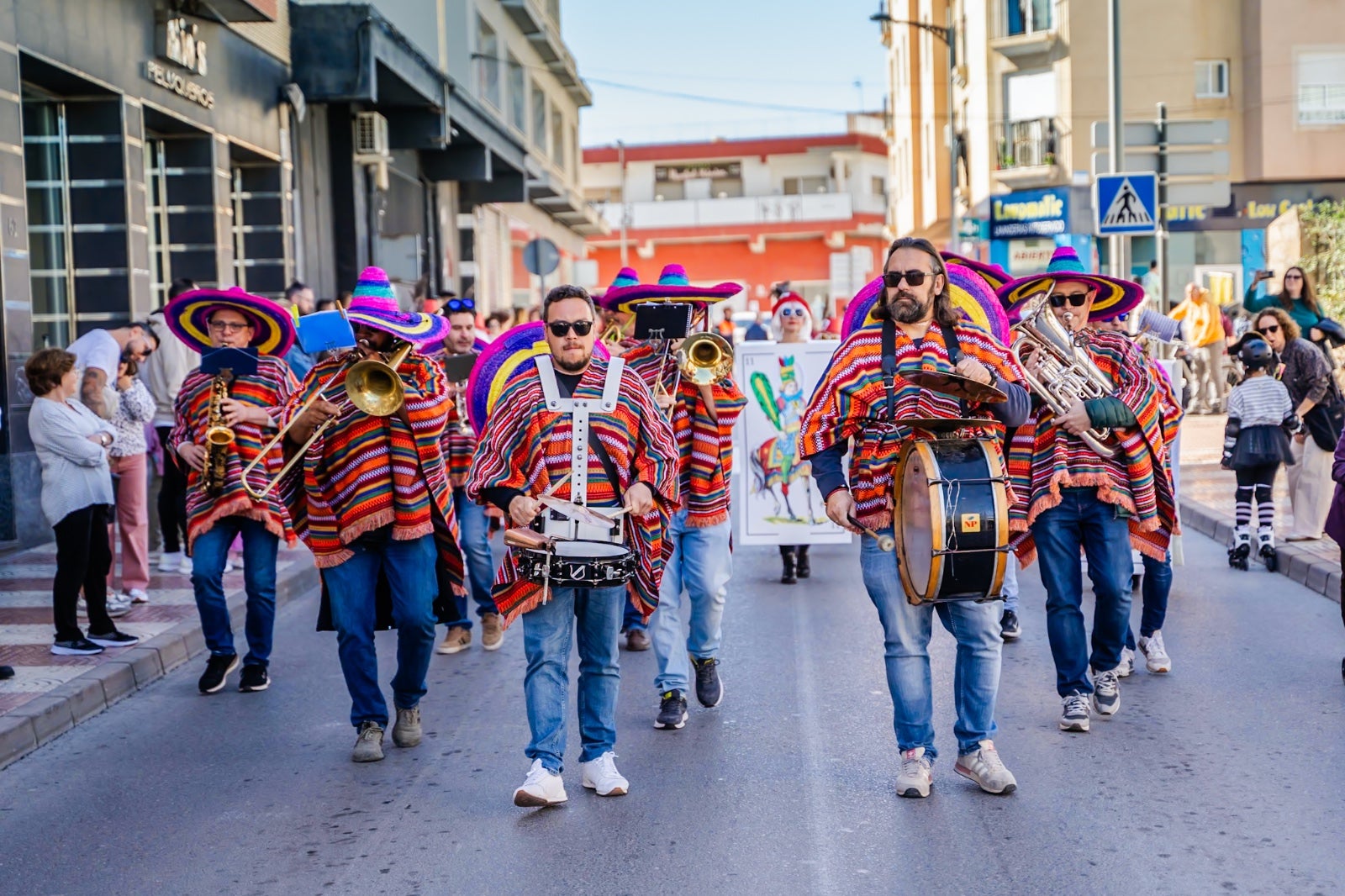 La imágenes del tradicional Entierro de la Sardina en Roquetas de Mar y El Parador