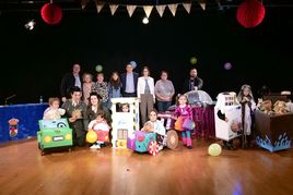 Familias posan junto al concejal Daniel Salcedo