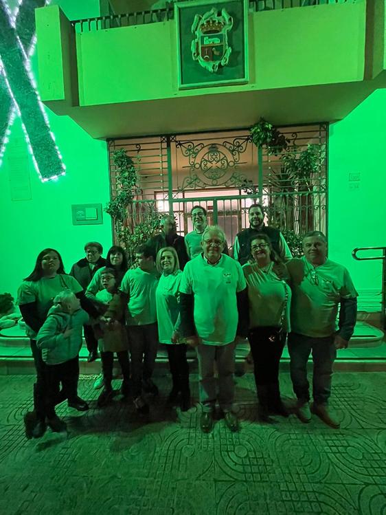 Vícar se tiñe de verde para visibilizar el Síndrome de Angelman