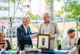 El alcalde de la localidad, Gabriel Amat, le hizo entrega de un obsequio conmemorativo por parte del Ayuntamiento de Roquetas de Mar a Francisco García.