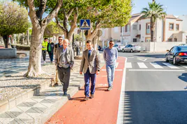 El alcalde de Roquetas, Gabriel Amat, y el concejal de Urbanismo, José Luis Llamas, visitan las obras.