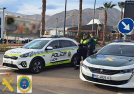 Agentes de Policía Local de Roquetas de Mar y Guardia Civil.