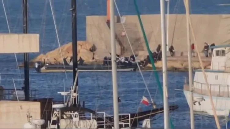 Las dos pateras que han llegado a Roquetas de Mar con cerca de 40 migrantes