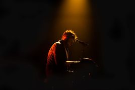Pablo López en uno de los momentos del concierto en la localidad roquetera.