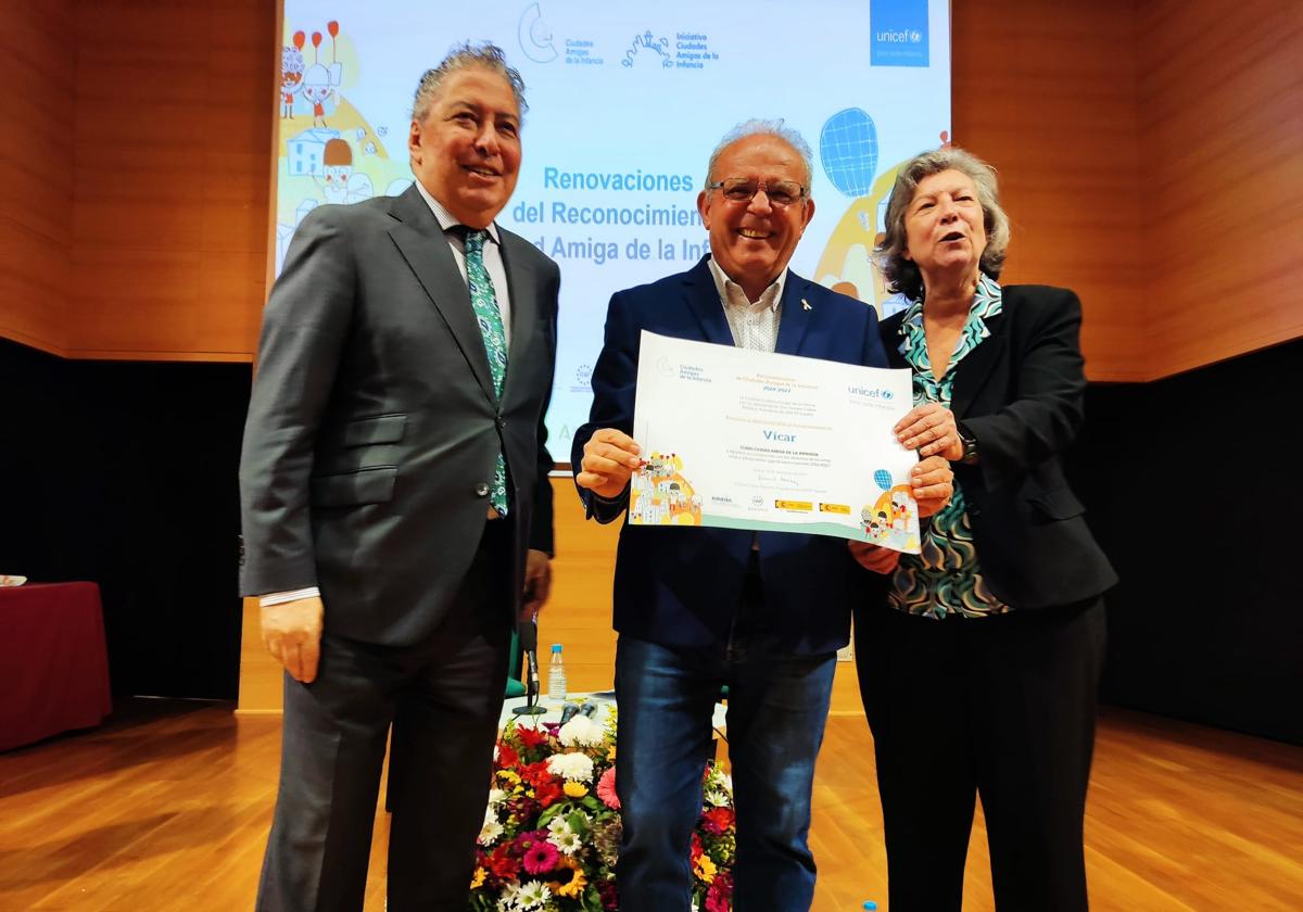 Antonio Bonilla recibió un diploma para la localidad vicaria.