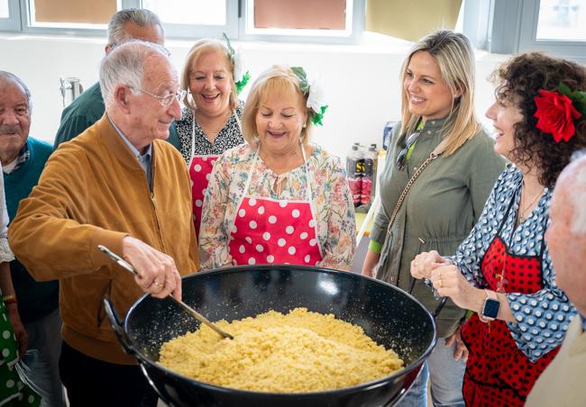 Gabriel Amat remueve las migas.