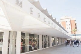 Fachada principal del Mercado de Abastos de Roquetas de Mar.