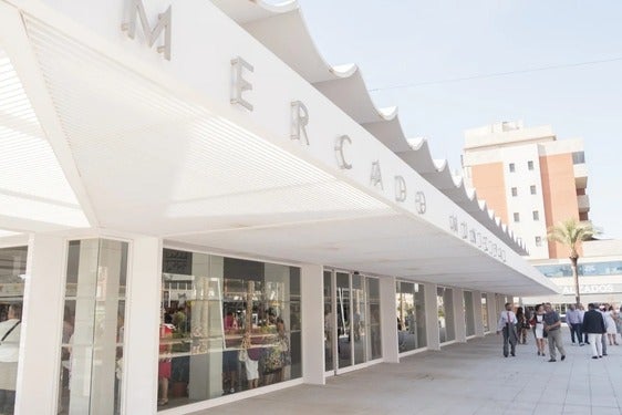 Fachada principal del Mercado de Abastos de Roquetas de Mar.