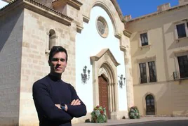 Francisco Javier Salmerón posa para la entrevista para IDEAL en el Santuario de la Virgen del Mar, patrona de Almería.