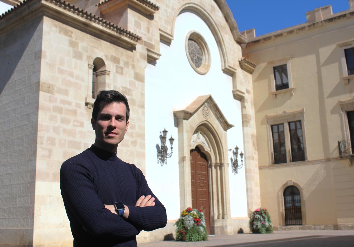 Francisco Javier Salmerón posa para la entrevista para IDEAL en el Santuario de la Virgen del Mar, patrona de Almería.