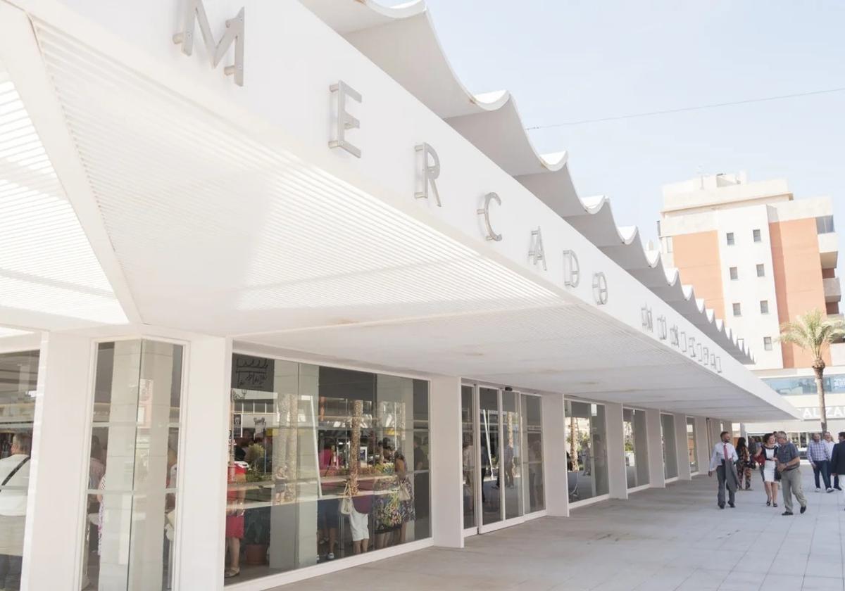 Fachada principal del Mercado de Abastos de Roquetas de Mar.