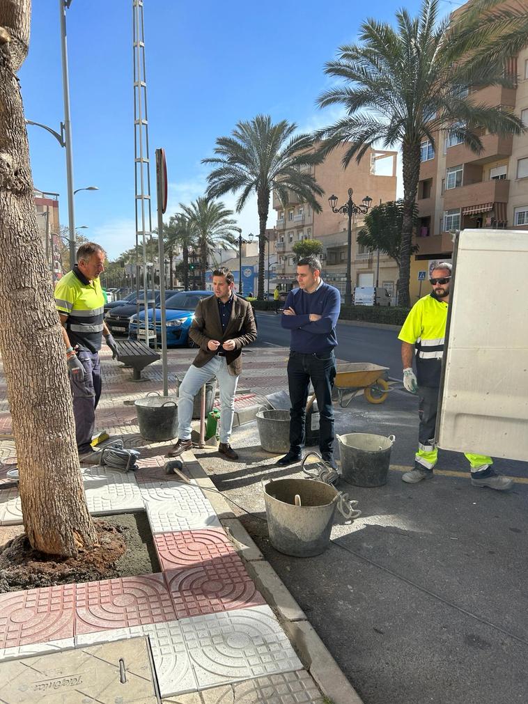 Roquetas avanza en los trabajos de mantenimiento en la localidad