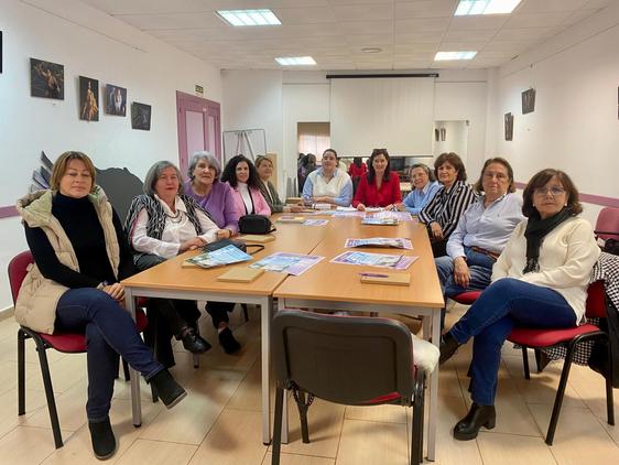 Reunión de varias mujeres para ver el programa de este jueves 8 de marzo.