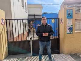 El portavoz de la formación, Pepe Montoya, a la entrada del centro educativo. P