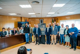 La presentación del cartel de Semana Santa reunió a una gran cantidad de caras conocidas en el Consistorio.