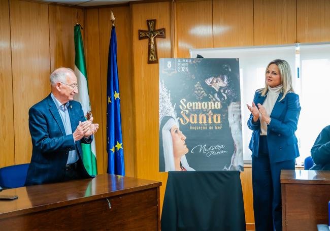 Gabriel Amat y Rocío Sánchez se muestran contentos en la presentación.