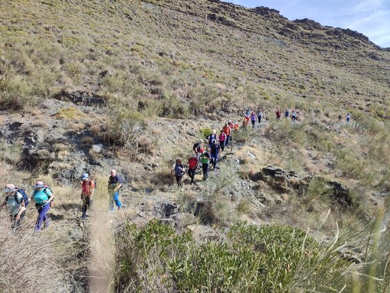 Varias personas realizan una ruta de senderismo por los Filabres.