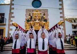Una de las procesiones más llamativas del Viernes Santo en Roquetas de Mar.