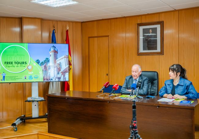 Presentación de las rutas en el Consistorio roquetero.