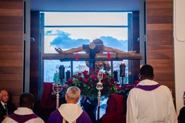 Imagen del paso a la salida del templo roquetero