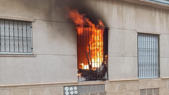 Un bebé y varios adultos afectados tras el incendio de una vivenda llena de marihuana en Roquetas