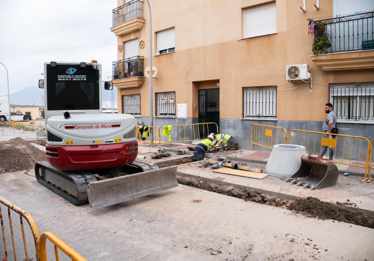 Varios trabajadores realizaban tareas municipales en la calle Orotava, en el municipio roquetero.