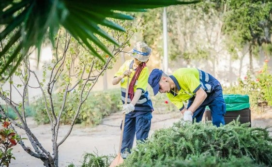 Dos operarios de jardines se encargan de revisar parques y jardines del municipio roquetero.