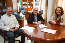 Reunión reciente entre el alcalde de Vícar, Antonio Bonilla, yl a responsable de servicio de Cáritas Koopera en Almería, Mari Carmen Torres.