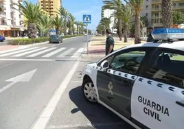 Investigan la muerte de un hombre aparecido en la calle en Roquetas de Mar