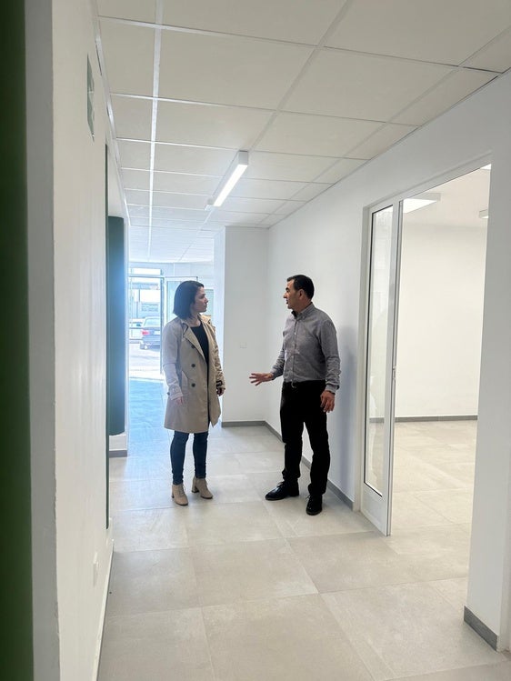 El alcalde de la localidad, José Miguel Hernández, junto a la concejala de Obras Públicas, Rocío del Alba, visitaron las instalaciones.