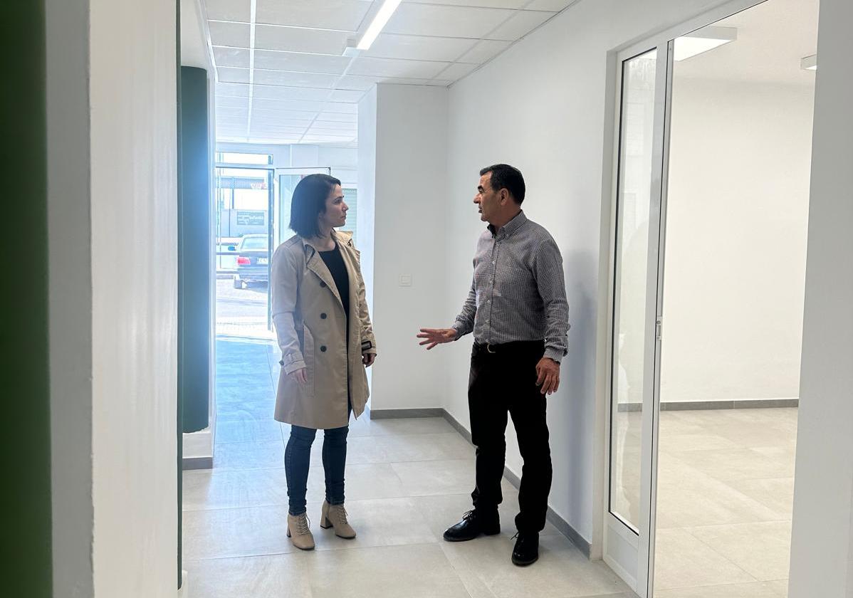 El alcalde de la localidad, José Miguel Hernández, junto a la concejala de Obras Públicas, Rocío del Alba, visitaron las instalaciones.